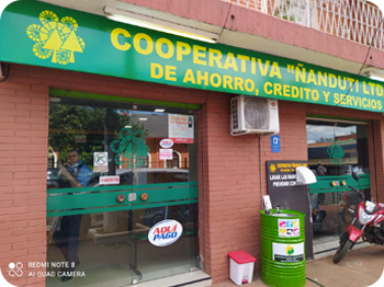 Frente de la Casa Matriz de la Cooperativa Ñanduti en Itauguá